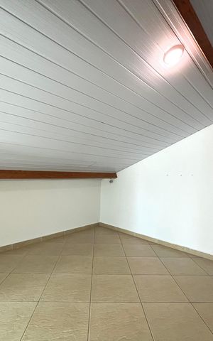 Casa à venda com 230m², 4 quartos e 4 vagas Casa à venda com 230m², 4 quartos e 4 vagasEscritório