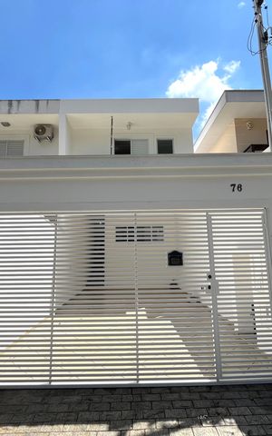 Casa à venda com 230m², 4 quartos e 4 vagas Casa à venda com 230m², 4 quartos e 4 vagasFachada