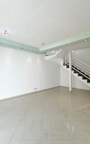 Casa à venda com 230m², 4 quartos e 4 vagas Casa à venda com 230m², 4 quartos e 4 vagasSala