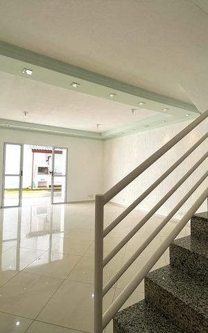 Casa à venda com 230m², 4 quartos e 4 vagas Casa à venda com 230m², 4 quartos e 4 vagasSala