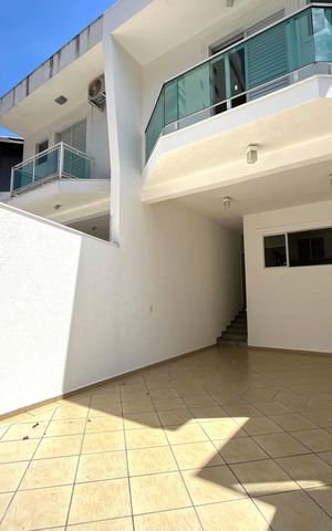 Casa à venda com 230m², 4 quartos e 4 vagas Casa à venda com 230m², 4 quartos e 4 vagasGaragem