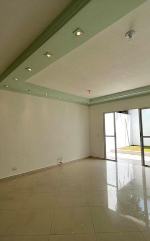 Casa à venda com 230m², 4 quartos e 4 vagas Casa à venda com 230m², 4 quartos e 4 vagasSala