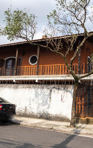 Casa à venda com 162m², 4 quartos e 2 vagasFachada