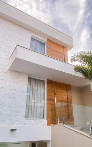 Casa à venda com 290m², 3 quartos e 4 vagas Casa à venda com 290m², 3 quartos e 4 vagasFachada