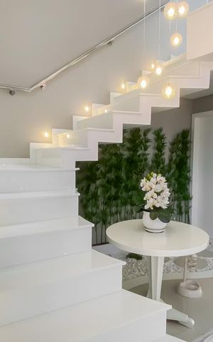 Casa à venda com 290m², 3 quartos e 4 vagas Casa à venda com 290m², 3 quartos e 4 vagasEscada