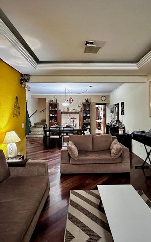 Casa à venda com 204m², 4 quartos e 3 vagas Casa à venda com 204m², 4 quartos e 3 vagasSala
