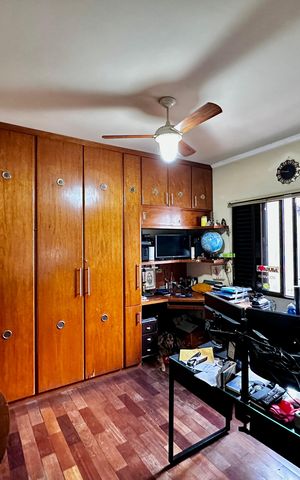 Casa à venda com 204m², 4 quartos e 3 vagas Casa à venda com 204m², 4 quartos e 3 vagasQuarto 4