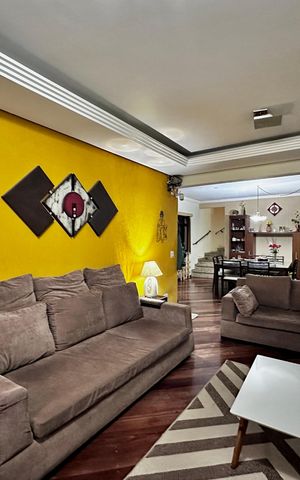 Casa à venda com 204m², 4 quartos e 3 vagas Casa à venda com 204m², 4 quartos e 3 vagasSala