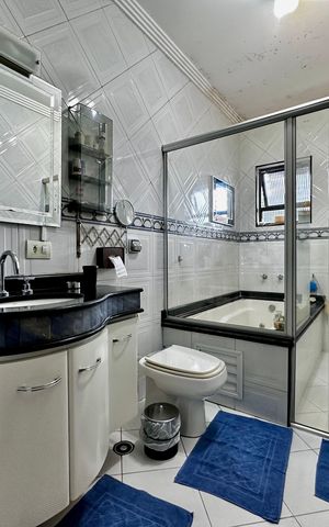 Casa à venda com 204m², 4 quartos e 3 vagas Casa à venda com 204m², 4 quartos e 3 vagasBanheiro Suíte 1