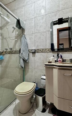 Casa à venda com 204m², 4 quartos e 3 vagas Casa à venda com 204m², 4 quartos e 3 vagasBanheiro Suíte 2