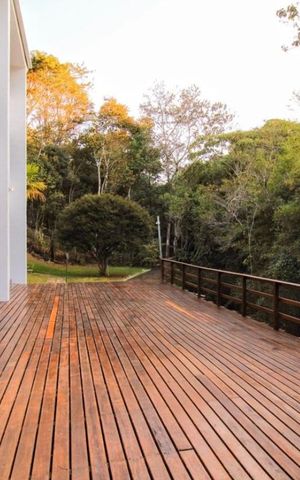Casa à venda com 360m², 4 quartos e 4 vagas Casa à venda com 360m², 4 quartos e 4 vagasDeck fundos