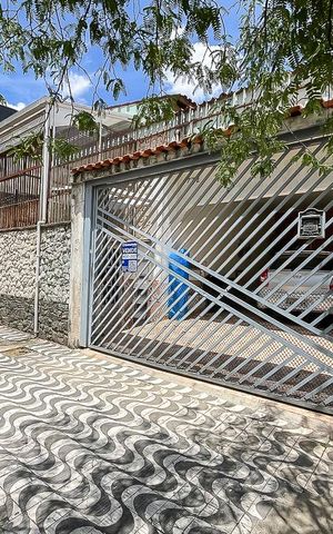 Casa à venda com 197m², 4 quartos e 2 vagasFachada + plaquinha