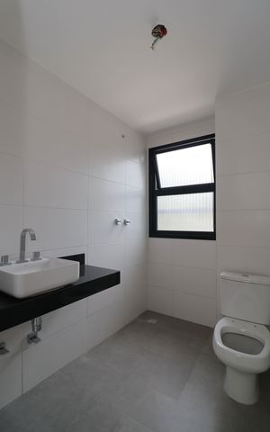 Casa de condomínio à venda com 276m², 3 quartos e 3 vagas Casa de condomínio à venda com 276m², 3 quartos e 3 vagasBanheiro