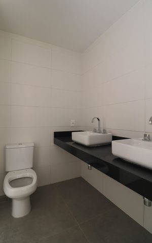Casa de condomínio à venda com 276m², 3 quartos e 3 vagas Casa de condomínio à venda com 276m², 3 quartos e 3 vagasBanheiro da Suíte