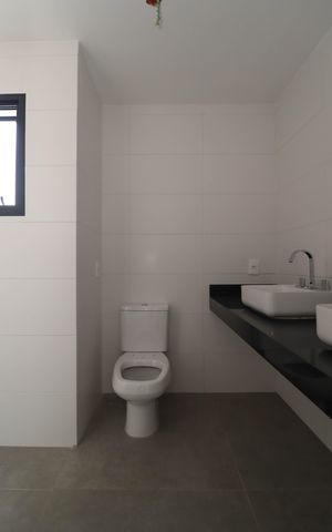 Casa de condomínio à venda com 276m², 3 quartos e 3 vagas Casa de condomínio à venda com 276m², 3 quartos e 3 vagasBanheiro da Suíte