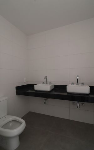 Casa de condomínio à venda com 276m², 3 quartos e 3 vagas Casa de condomínio à venda com 276m², 3 quartos e 3 vagasBanheiro da Suíte