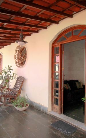 Casa à venda com 226m², 4 quartos e 2 vagasVaranda frente