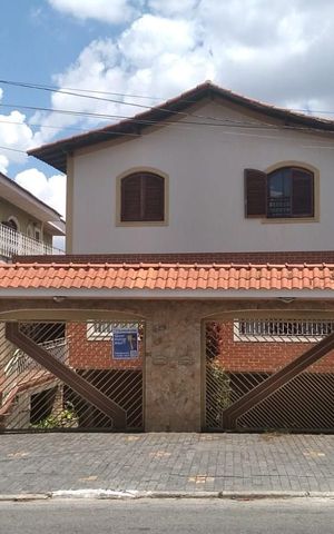 Casa à venda com 167m², 3 quartos e 4 vagas Casa à venda com 167m², 3 quartos e 4 vagasFachada