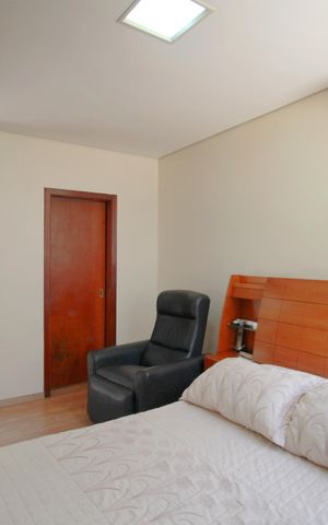 Casa à venda com 270m², 4 quartos e 4 vagasSuite