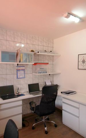 Casa à venda com 270m², 4 quartos e 4 vagasEscritório