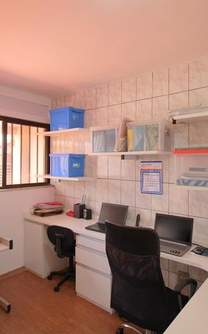 Casa à venda com 270m², 4 quartos e 4 vagasEscritório
