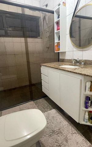 Casa à venda com 200m², 3 quartos e 2 vagas Casa à venda com 200m², 3 quartos e 2 vagasBanheiro