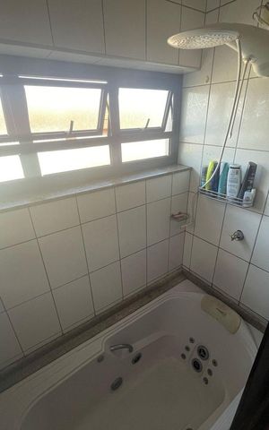 Casa à venda com 200m², 3 quartos e 2 vagas Casa à venda com 200m², 3 quartos e 2 vagasBanheiro