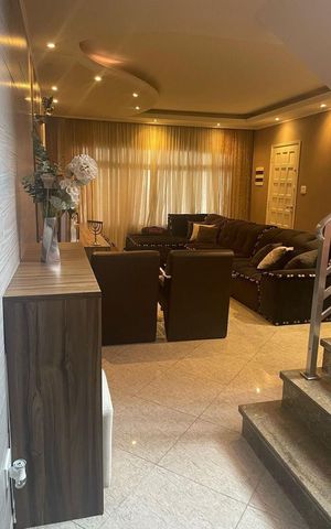 Casa à venda com 200m², 3 quartos e 2 vagas Casa à venda com 200m², 3 quartos e 2 vagasSala