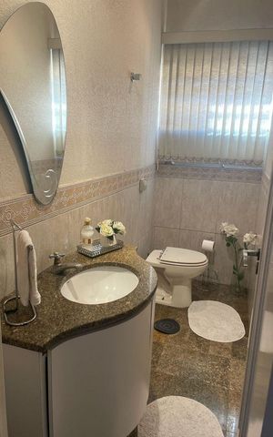 Casa à venda com 200m², 3 quartos e 2 vagas Casa à venda com 200m², 3 quartos e 2 vagasBanheiro
