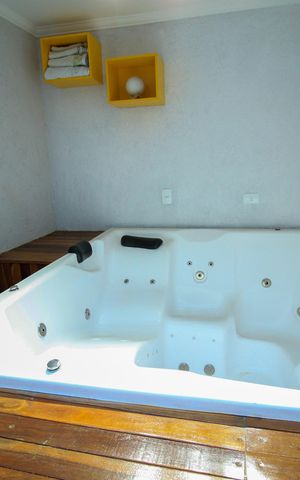 Casa de condomínio à venda com 392m², 4 quartos e 6 vagas Casa de condomínio à venda com 392m², 4 quartos e 6 vagasÁrea Externa