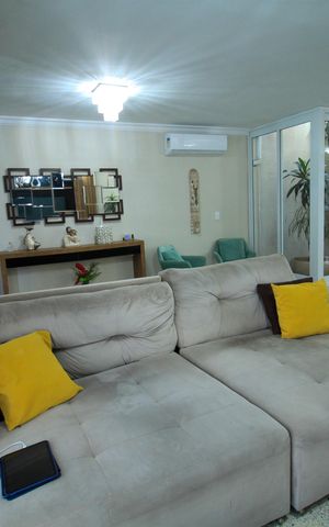 Casa de condomínio à venda com 392m², 4 quartos e 6 vagas Casa de condomínio à venda com 392m², 4 quartos e 6 vagasSala