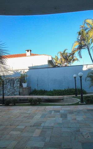 Casa de condomínio à venda com 392m², 4 quartos e 6 vagas Casa de condomínio à venda com 392m², 4 quartos e 6 vagasVista