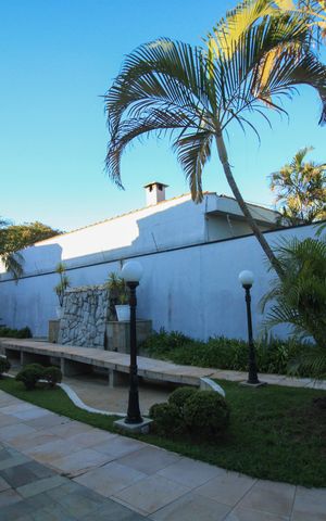 Casa de condomínio à venda com 392m², 4 quartos e 6 vagas Casa de condomínio à venda com 392m², 4 quartos e 6 vagasÁrea Externa