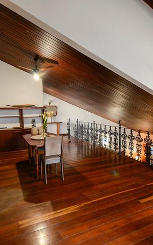 Casa à venda com 574m², 4 quartos e 3 vagas Casa à venda com 574m², 4 quartos e 3 vagasSala