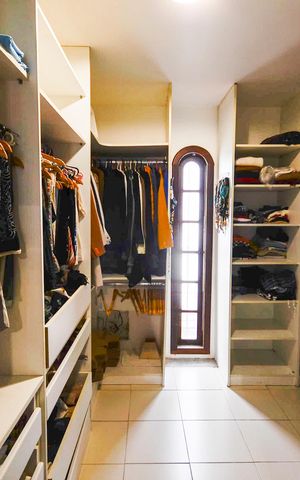 Casa à venda com 574m², 4 quartos e 3 vagas Casa à venda com 574m², 4 quartos e 3 vagasCloset da suíte 4