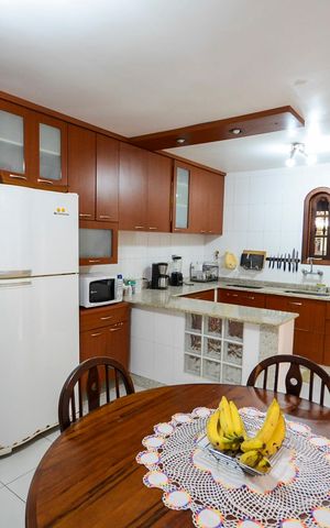 Casa à venda com 574m², 4 quartos e 3 vagas Casa à venda com 574m², 4 quartos e 3 vagasCozinha