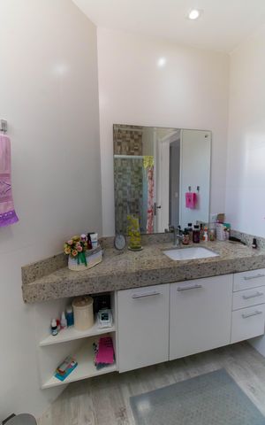 Casa à venda com 296m², 5 quartos e 4 vagas Casa à venda com 296m², 5 quartos e 4 vagasBanheiro da Suíte 2