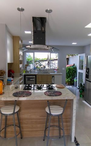 Casa à venda com 296m², 5 quartos e 4 vagas Casa à venda com 296m², 5 quartos e 4 vagasCozinha