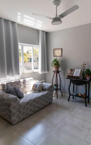 Casa à venda com 296m², 5 quartos e 4 vagas Casa à venda com 296m², 5 quartos e 4 vagasHall