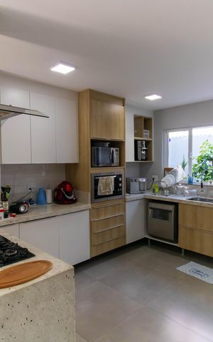 Casa à venda com 296m², 5 quartos e 4 vagas Casa à venda com 296m², 5 quartos e 4 vagasCozinha