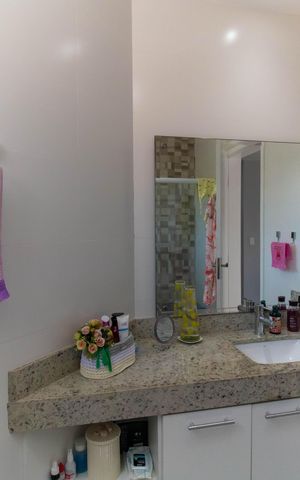 Casa à venda com 296m², 5 quartos e 4 vagas Casa à venda com 296m², 5 quartos e 4 vagasBanheiro da Suíte 2