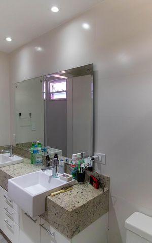 Casa à venda com 296m², 5 quartos e 4 vagas Casa à venda com 296m², 5 quartos e 4 vagasBanheiro da Suíte 1