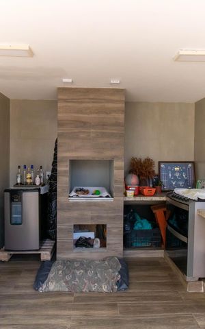 Casa à venda com 296m², 5 quartos e 4 vagas Casa à venda com 296m², 5 quartos e 4 vagasÁrea externa