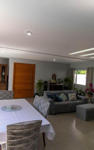 Casa à venda com 296m², 5 quartos e 4 vagas Casa à venda com 296m², 5 quartos e 4 vagasSala