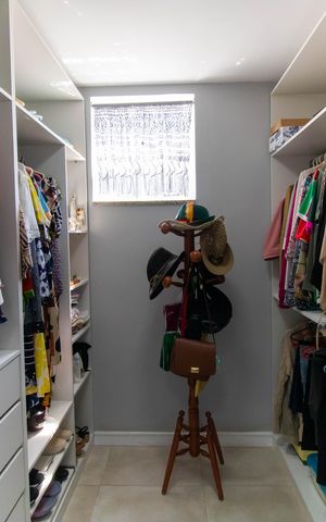 Casa à venda com 296m², 5 quartos e 4 vagas Casa à venda com 296m², 5 quartos e 4 vagasCloset da suíte 2