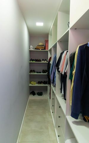 Casa à venda com 296m², 5 quartos e 4 vagas Casa à venda com 296m², 5 quartos e 4 vagasCloset da suíte 1