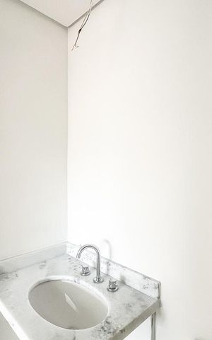 Apartamento à venda com 70m², 2 quartos e 2 vagas Apartamento à venda com 70m², 2 quartos e 2 vagasBanheiro da Suíte