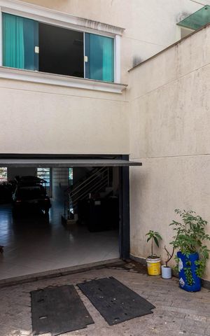 Casa à venda com 177m², 3 quartos e 6 vagas Casa à venda com 177m², 3 quartos e 6 vagasGaragem
