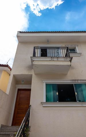 Casa à venda com 177m², 3 quartos e 6 vagas Casa à venda com 177m², 3 quartos e 6 vagasFachada