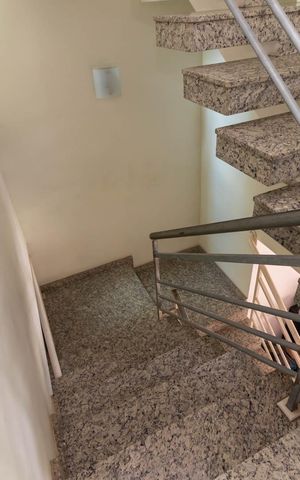 Casa à venda com 177m², 3 quartos e 6 vagas Casa à venda com 177m², 3 quartos e 6 vagasEscada